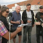 Jediná souhrnná fotka není z dílny Magdaleny Lindaurové. Ale zachytila skoro všechny cinkající, takže zleva Ivan Ivanov, Vojtěch Lindaur, Jiří Černý, J. J. Šimon, Luboš Pospíšil, Petr Korál....    Michale?